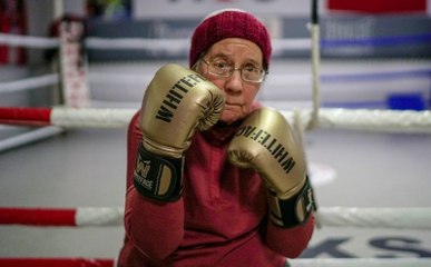 تعرّف على "نانسي" الجدّة البلجيكية التي تحارب الشلل الارتعاشي بالملاكمة!