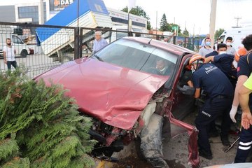 PARK HALİNDEKİ 3 ARACA ÇARPAN OTOMOBİLİN SÜRÜCÜSÜ YARALANDI