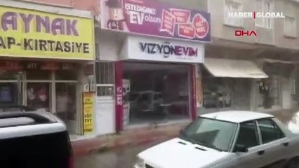 Osmaniye'de bir kişi evin çatısından uçan çinko parçasının altında kalmaktan son anda kurtuldu