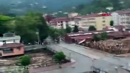 Bozkurt'taki selde su vatandaşların olduğu yere böyle geldi: Götürdü köprüyü; kaçın, koşun