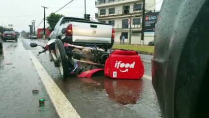 Descargar video: Jovem de 20 anos fica ferida após se envolver em acidente na Avenida Tancredo Neves