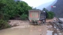Artvin'de sağanak yağış sonrası dereler taştı: Yollar çamurla kaplandı