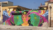 Artisti da tutto il mondo colorano il borgo di Stornara: 75 i murales da ammirare tra i vicoli