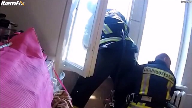 Un pompier fait un joli sauvetage...