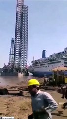 Une énorme structure en métal chute en plein chantier