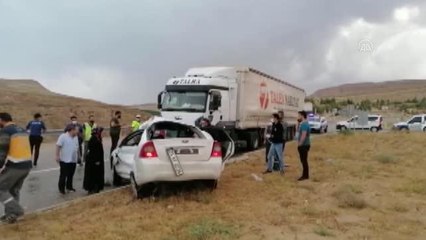 Otomobille tırın çarpışması sonucu 2 kişi yaralandı