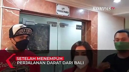 Pakai Masker, Jerinx SID Penuhi Panggilan Polda Metro Jaya