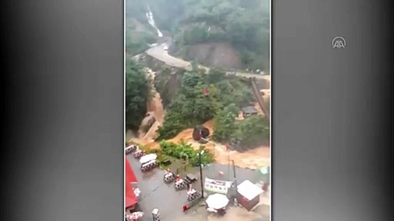 Rize'de sağanak nedeniyle Ağaran Şelalesi taştı