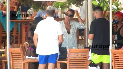 Anabel Pantoja y Omar Sánchez disfrutan de una comida con Elisabeth Reyes y su pareja