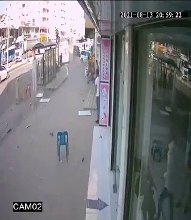 Suriye uyruklu şahıs ambulansı kaçırıp vatandaşların üzerine sürdü!