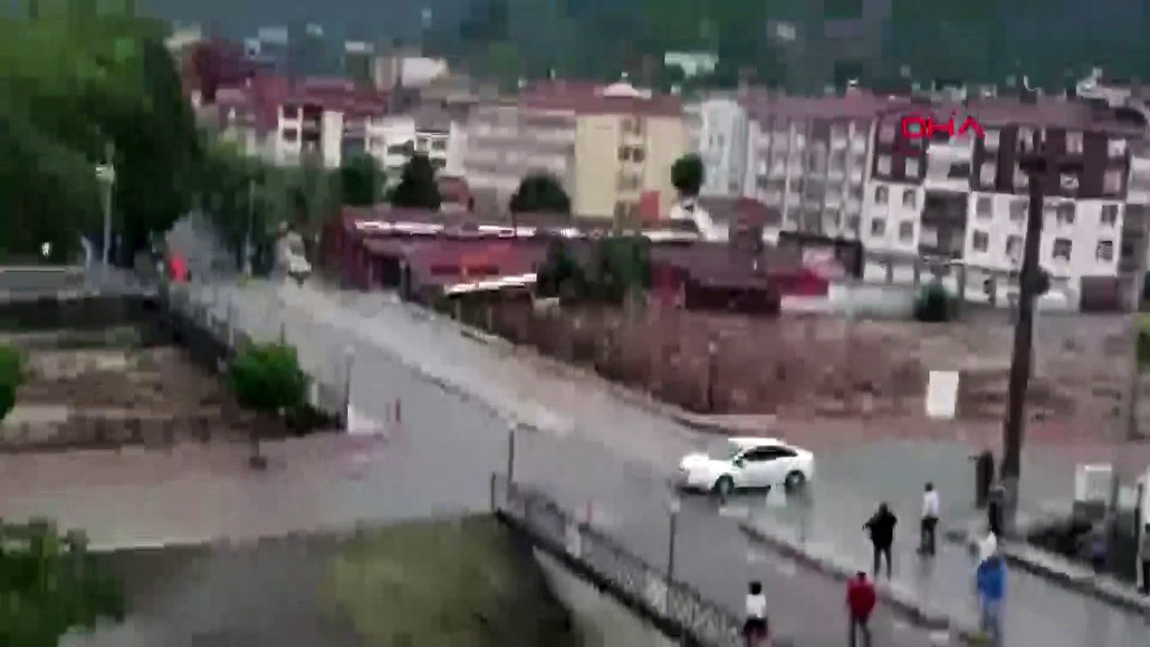 Felaket böyle gelmiş! Ezine Çayı'nın taşma anı ve panik anları kamerada