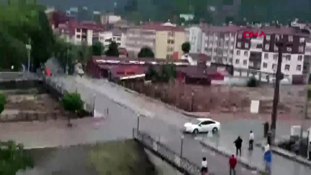 Felaket böyle gelmiş! Ezine Çayı'nın taşma anı ve panik anları kamerada