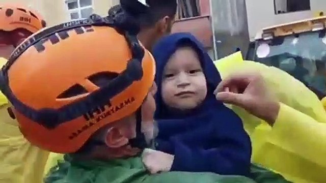 Bozkurt'taki sel felaketinde küçük çocuğun tahliye anı!