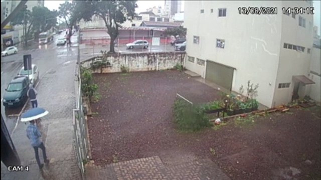 Corsa Wind com placas DDE-8499 foi furtado no Centro; Câmera registrou o crime