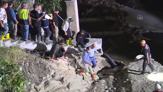 Son dakika haber | Kastamonu'nun Bozkurt ilçesinde sel nedeniyle yıkılan apartmanda arama kurtarma çalışmaları sürüyor