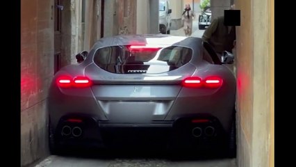 شاهد النتيجة: سائق فيراري يحاول المرور في إحدى الطرق الضيقة