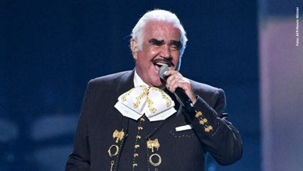 Vicente Fernández está despierto y continúa con terapias de rehabilitación