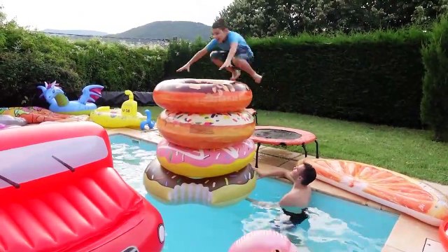 DÉFI PISCINE - CHASSE AUX POP IT SOUS L'EAU et SAUT DANS 4 BOUÉES EMPILÉES !