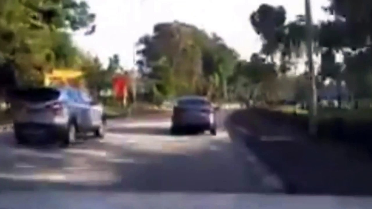 MOTORCYCLIST NO CHECK BLIND SPOT BANG INTO CAR AND FALLS