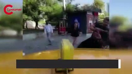 Seyyar satıcı, zabıta kavgasında kadına uçan tekme
