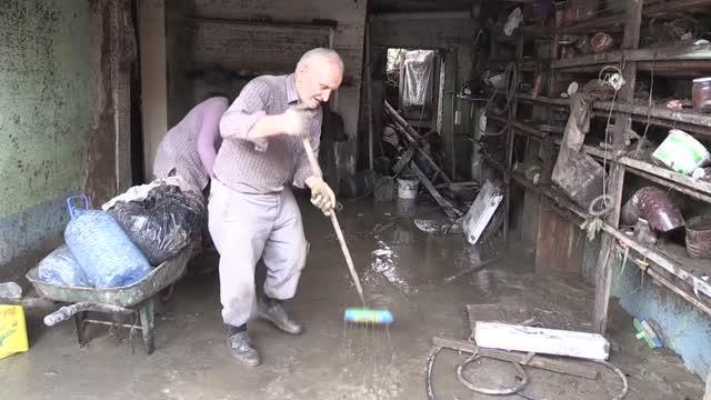 Eşiyle çatıya çıkarak selden kurtulan kişi, hayat arkadaşıyla helalleştiği anları gözyaşlarıyla anlattı