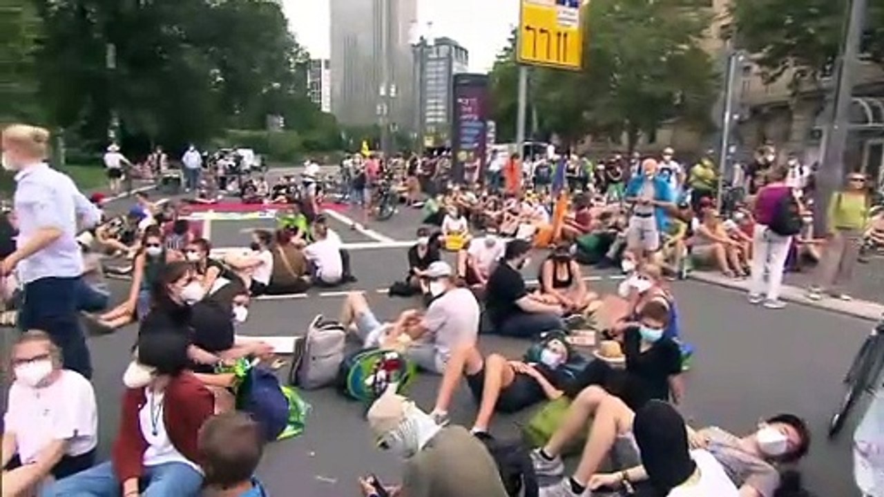 Wut auf Finanzwesen: Umweltdemo in Frankfurt