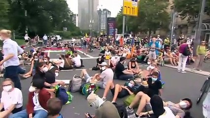 Wut auf Finanzwesen: Umweltdemo in Frankfurt