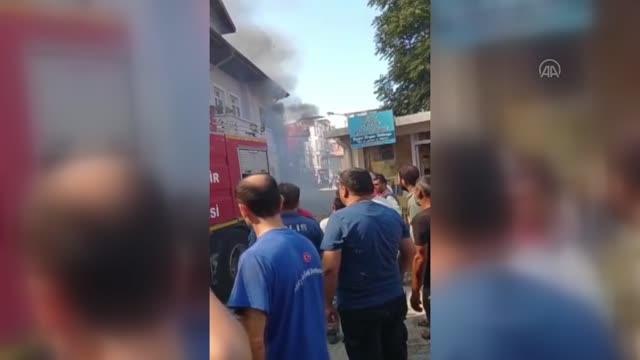 Son dakika gündem: Metruk binada çıkan ve yanındaki eve sıçrayan yangın söndürüldü