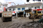 KASTAMONU - Sel felaketinin yaşandığı Bozkurt'ta enkaz kaldırma ve temizlik çalışmaları devam ediyor
