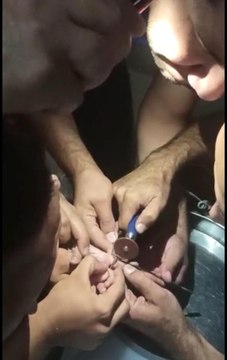 Parmağı anahtarlığa sıkışan küçük kızın imdadına itfaiye ekipleri yetişti