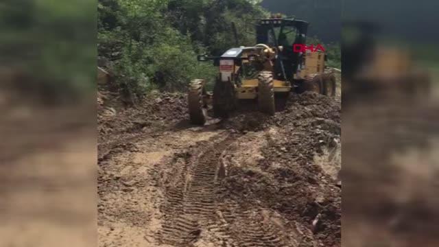 ARTVİN'DE HEYELAN; 12 KÖY YOLU ULAŞIMA KAPANDI