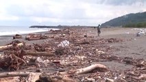 Son dakika haber! KASTAMONU - Selin ardından sahile vuran eşyalar görenleri hüzünlendiriyor