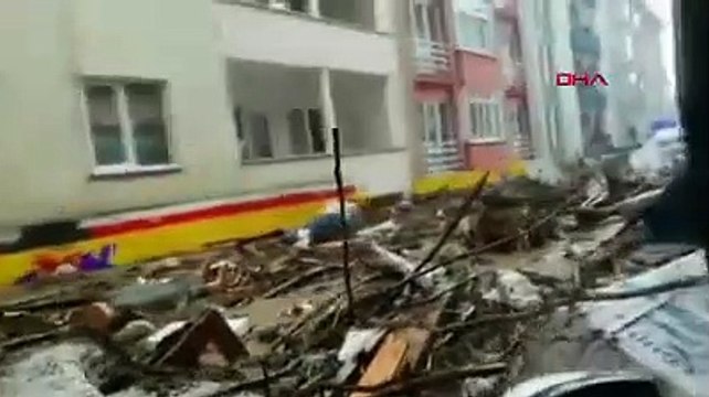 Kastamonu'da sel felaketi! Arabasıyla sel sularına kapıldı: İnşallah arabanın camları kırılmaz