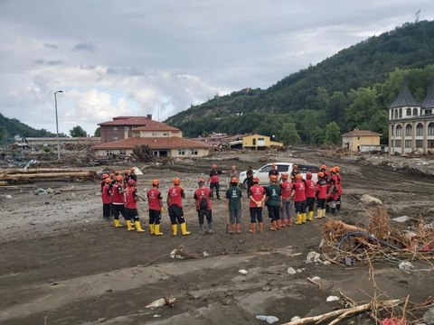 İHH sel bölgesinde 30'u dalgıç 200 kişilik ekiple arama kurtarma çalışmalarına destek veriyor