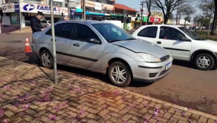 Fiorino e Focus se envolvem em colisão no Bairro São Cristóvão