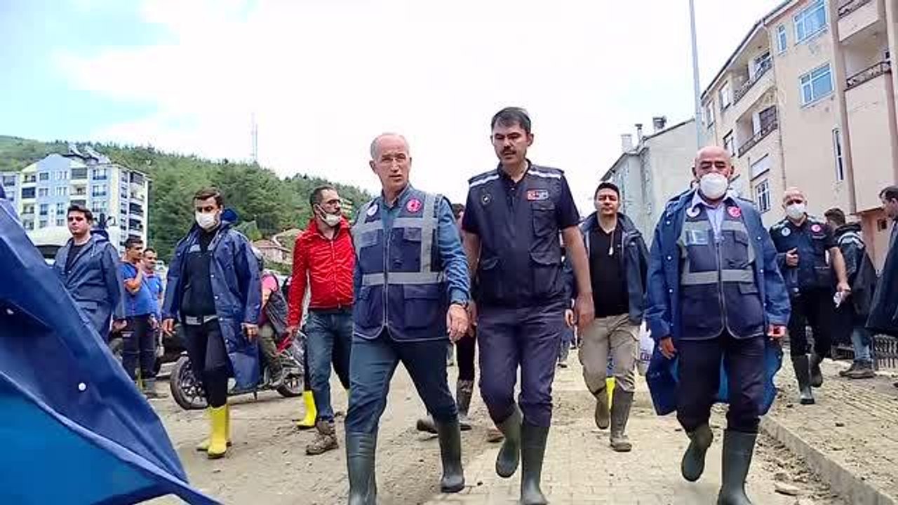 Son dakika haber... KASTAMONU - Bakan Kurum, sel felaketinin yaşandığı Bozkurt'ta incelemelerini sürdürdü