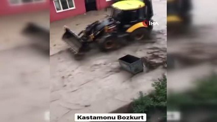 Sel sularının köprüyü yıkma anı saniye saniye kameralara yansıdı