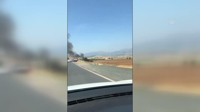 GAZİANTEP - Önce yayaya ardından traktöre çarpan kamyonet devrildi: 3 yaralı