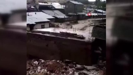 Sarıkamış'ta bir köyü sel bastı