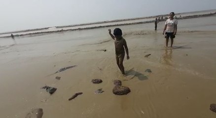 হঠাৎ করেই দীঘার সমুদ্রের কালো জল | Oneindia Bengali
