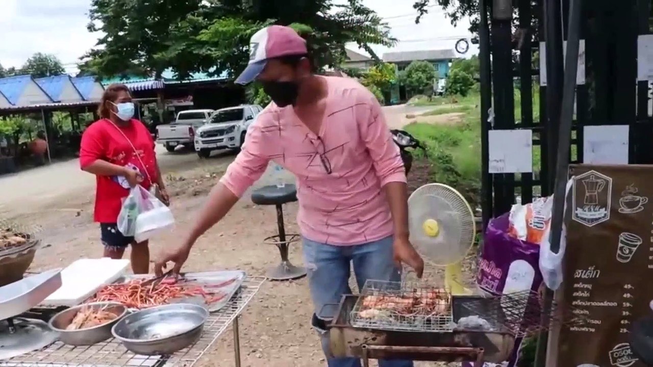 อ่างทอง หนุ่มวัย27ปีเจ้าของร้านขายโทรศัพท์มือถือสู้ภัยโควิดพลิกวิกฤตหันมาขายกุ้งเผาริมถนนสร้างรายได้อย่างงาม