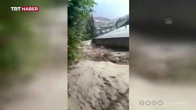 Kars sele teslim oldu: Araçlar sürüklendi, evleri su bastı