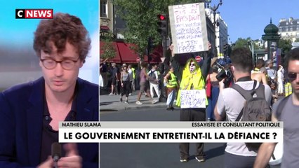 Mathieu Slama : «Macron est en train d’hystériser le débat à des fins électoralistes»