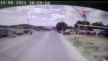 Çatalca'da yolcu minibüsü ile hafif ticari araç çarpıştı: 6 yaralı