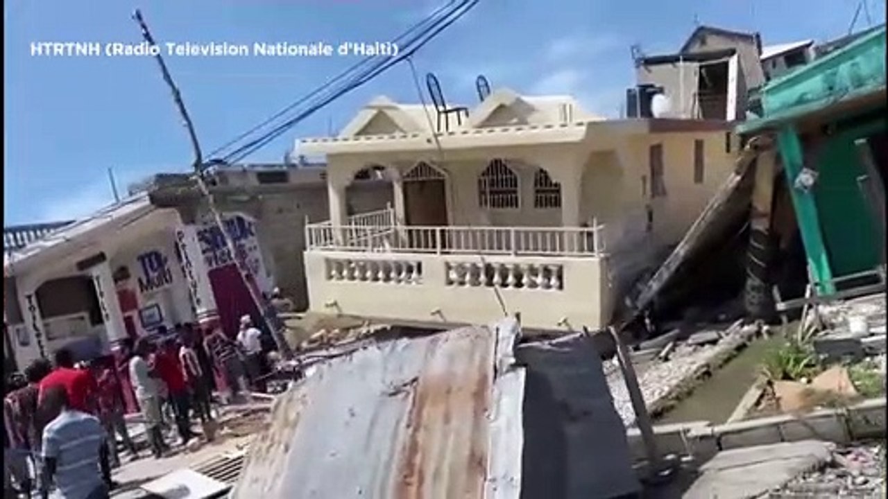 Εκατοντάδες νεκροί και αγνοούμενοι από τα 7,2 Ρ...
