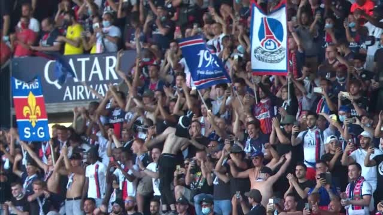 PSG - La folle ovation du Parc des Princes pour Messi