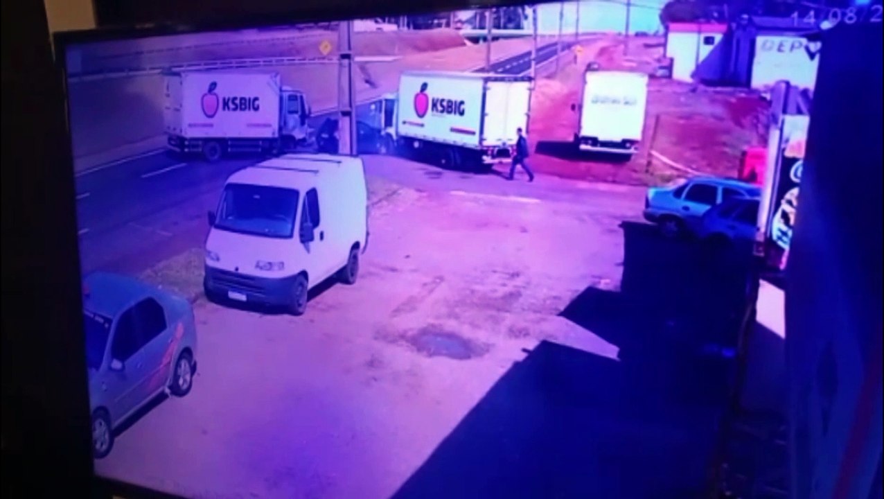 Câmera flagra acidente entre dois caminhões e carro, às margens da PRc-467