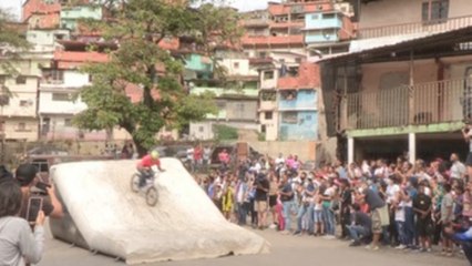 BMX freestyle motiva los sueños en barriada de Caracas que vivió tiroteos