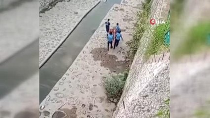 Dereye düşen vatandaşı itfaiye ekipleri kurtardı