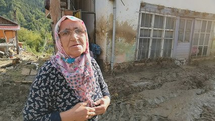 Yaşlı kadın selden oğluyla el ele tutuşarak kurtulmuş